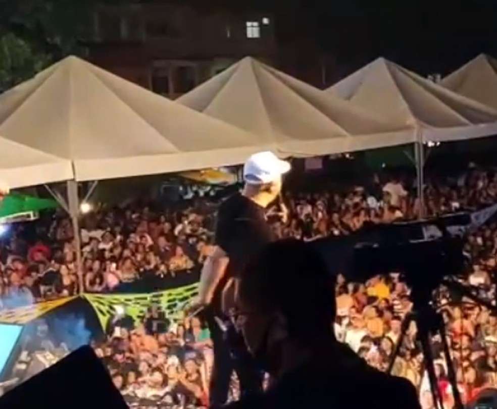 Belo é preso por show em escola durante a pandemia