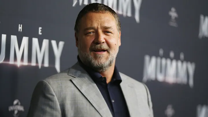 Russell Crowe revela que sofreu fraturas nas duas pernas durante a filmagem de “Robin Hood”