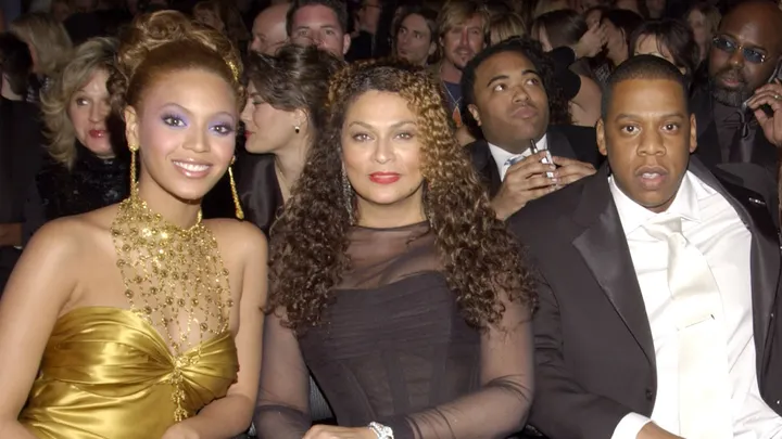 Tina Knowles, mãe de Beyoncé, afirma ter sido hackeada após suposto apoio a postagem sobre processo de Jay-Z